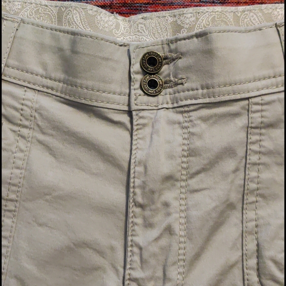 Lee tan cargo style shorts - Picture 6 of 7